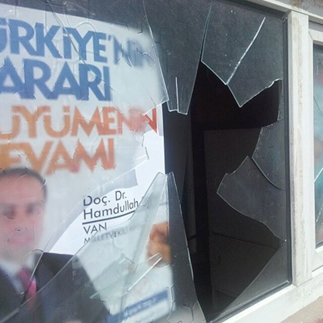 Van'da AK Parti bürosuna taşlı saldırı