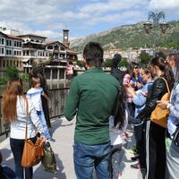Onu gören başına toplandı