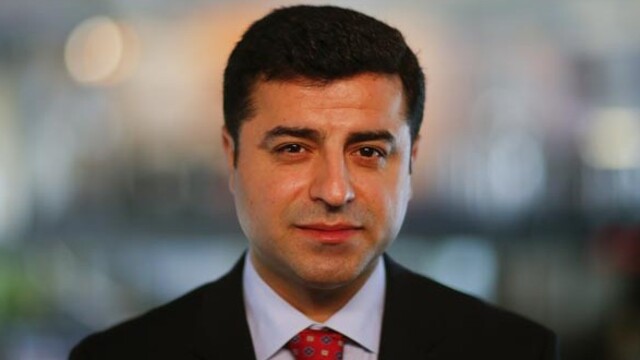 Selahattin Demirtaş hem çaldı hem söyledi!