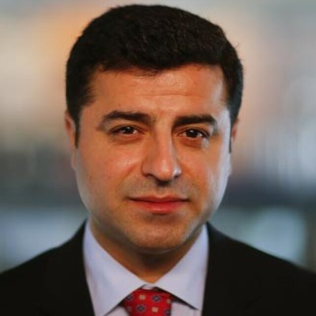 Selahattin Demirtaş hem çaldı hem söyledi!
