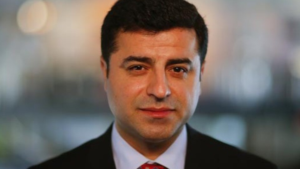 Selahattin Demirtaş hem çaldı hem söyledi!