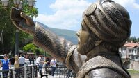 Selfie çeken şehzade heykelinin telefonu kırıldı