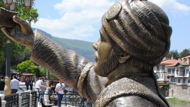 Selfie çeken şehzade heykelinin telefonu kırıldı