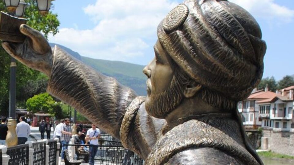Selfie çeken şehzade heykelinin telefonu kırıldı