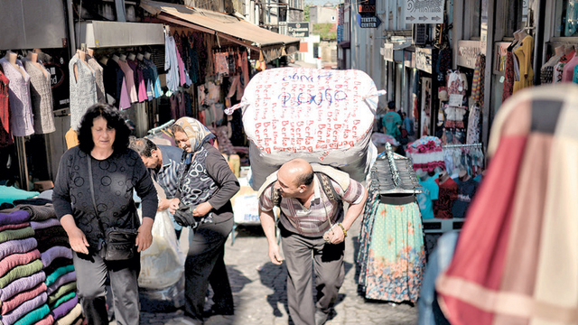 İstanbul'un yükü sırtlarında