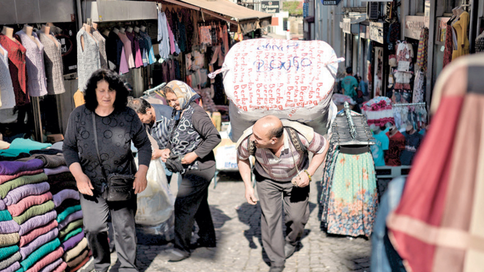 İstanbul'un yükü sırtlarında