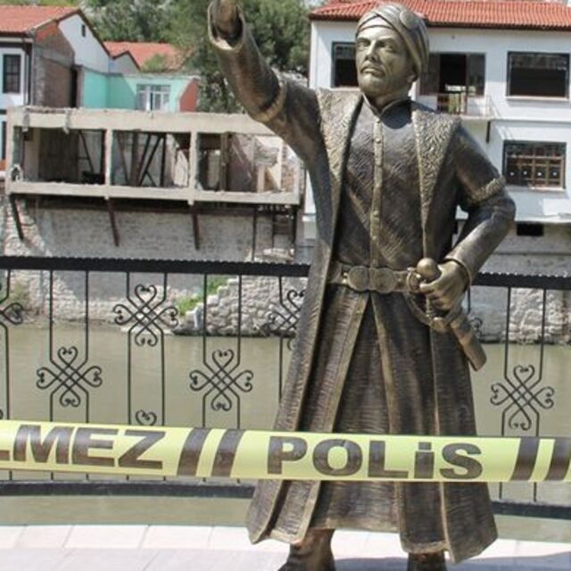 Selfie çeken şehzade heykeline ikinci saldırı