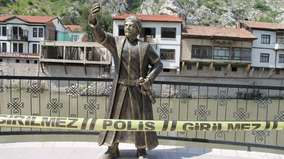 Selfie çeken şehzade heykeline ikinci saldırı