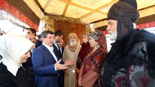 Davutoğlu, yönetmen koltuğuna geçti, dizi çekti