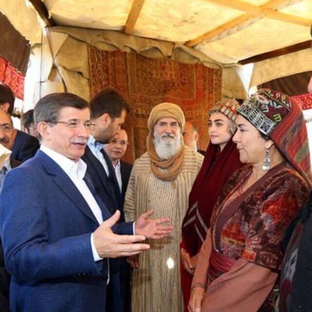 Davutoğlu, yönetmen koltuğuna geçti, dizi çekti