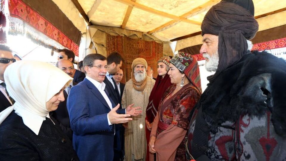 Davutoğlu, yönetmen koltuğuna geçti, dizi çekti