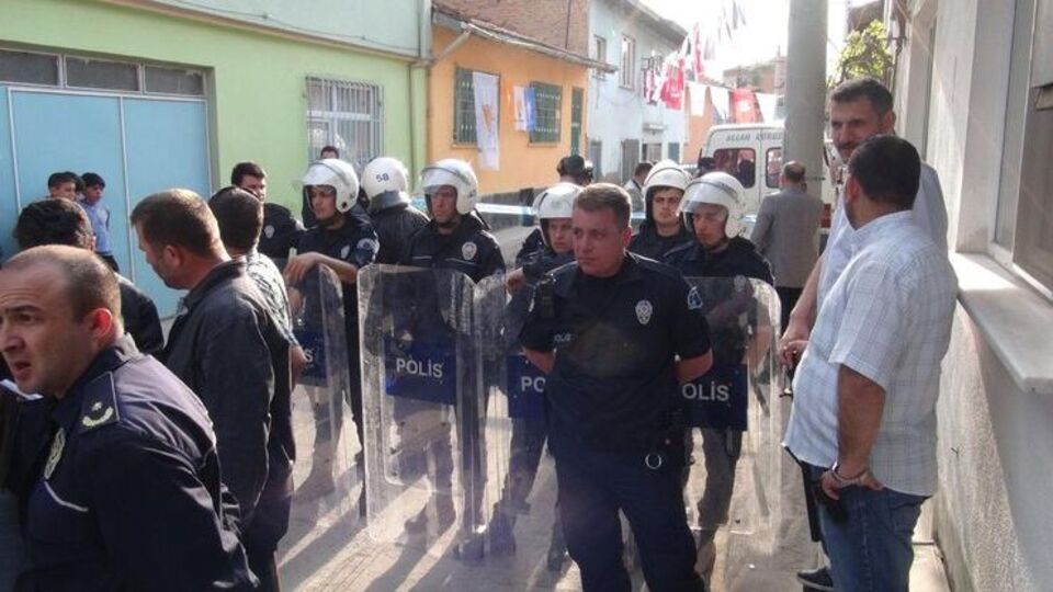 Sopalarla AK Parti-CHP bayrağı kavgası