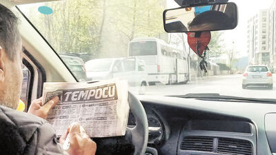 Hem taksi kullanıyor hem at yarışı oynuyor