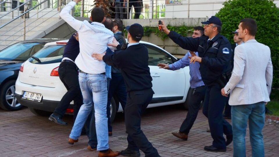 Adliye önünde tekme tokat kavgayı polis güçlükle ayırdı