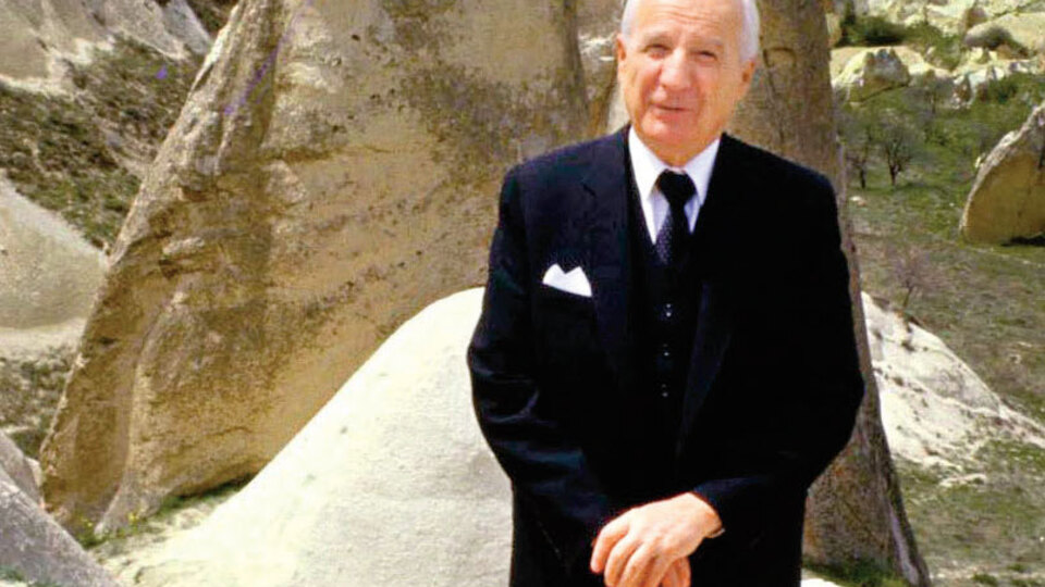 Koca 'Evren'de tek başına...