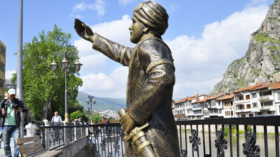 'Selfie çeken şehzade'ye saldırıyla ilgili gözaltına alınan 2 kişi serbest