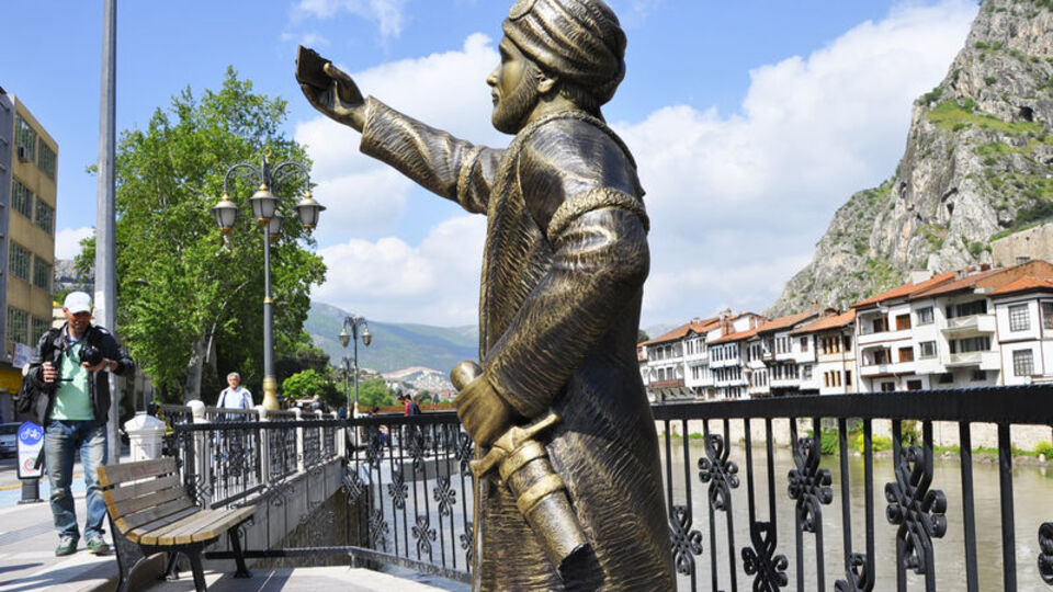 'Selfie çeken şehzade'ye saldırıyla ilgili gözaltına alınan 2 kişi serbest