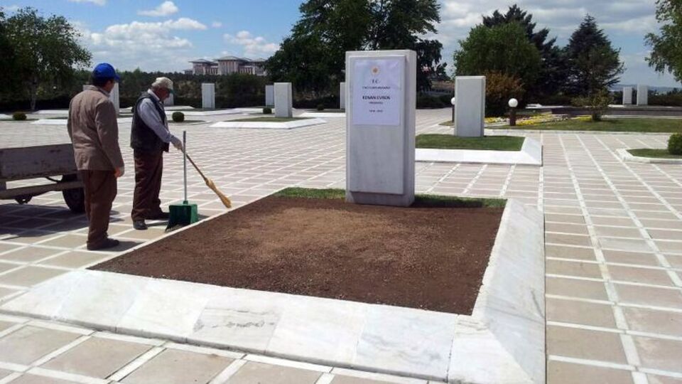 Kenan Evren'in mezarı görüntülendi
