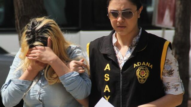 İkiz kardeşine fuhuş yaptırırken yakalandı