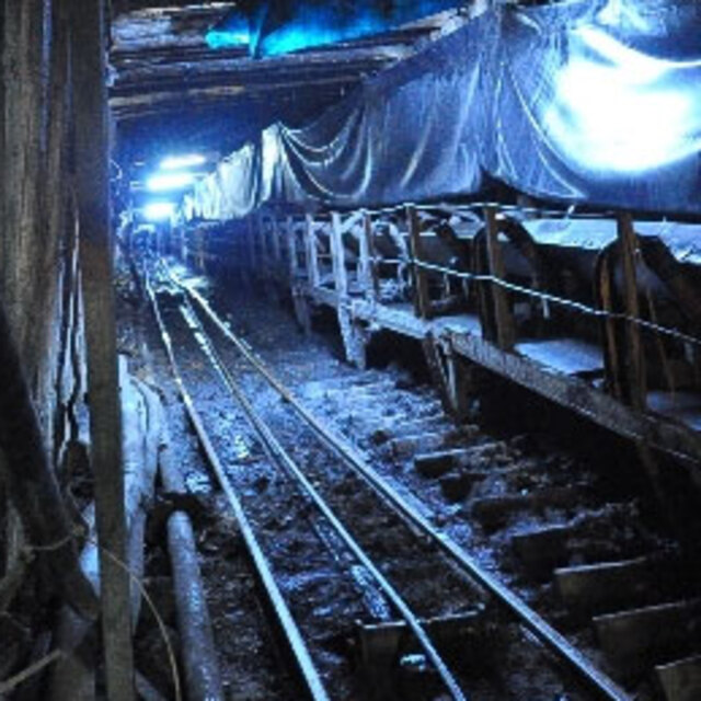 Madeni su bastı: 15 işçi mahsur