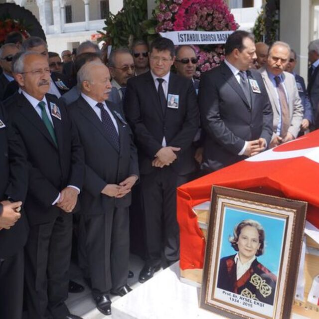 Oktay Ekşi'nin eşi Aysel Ekşi son yolculuğuna uğurlandı