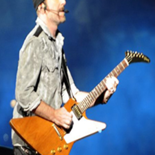 Ünlü rock yıldızı sahneden düştü