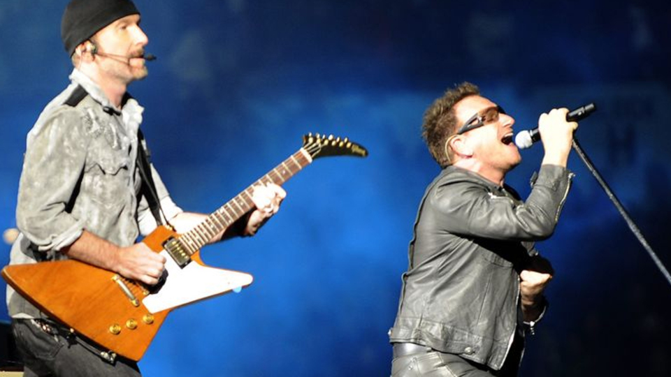 Ünlü rock yıldızı sahneden düştü