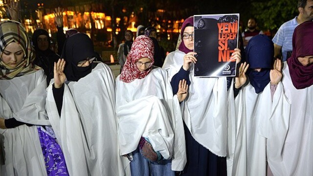 Mursi'nin idam kararı protesto edildi