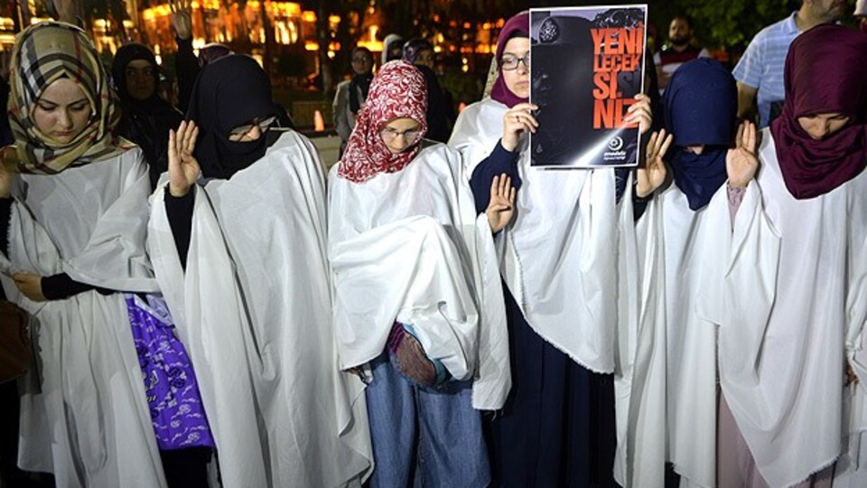 Mursi'nin idam kararı protesto edildi