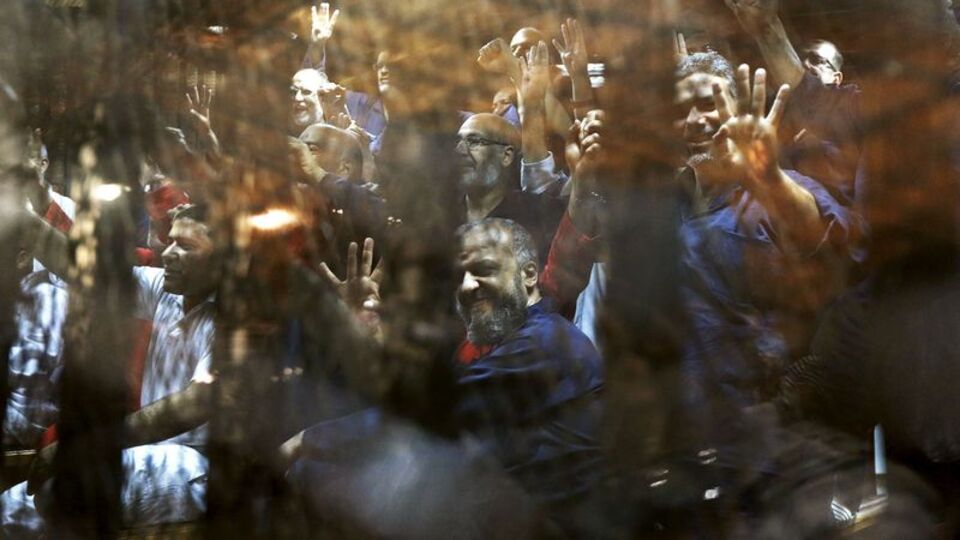 Seçilmiş lider Mursi'ye idam