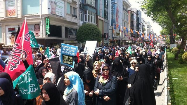 Mursi'nin idam kararına Fatih'te protesto