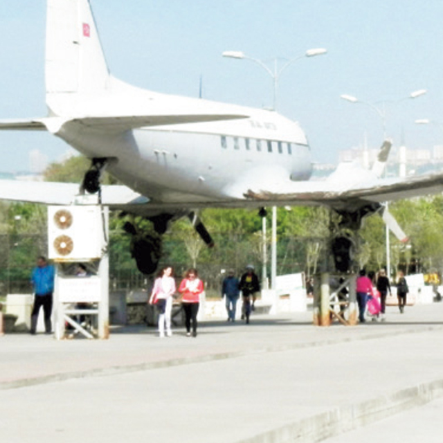 Kanadı tramplen olan uçak taşınıyor