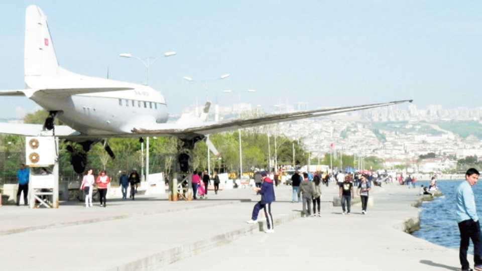 Kanadı tramplen olan uçak taşınıyor
