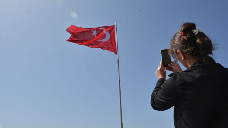 Şehit savcı Kiraz anısına dev Türk bayrağı