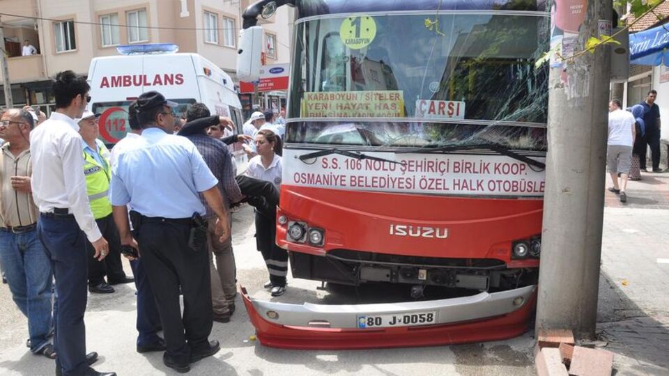 Halk otobüsü ile otomobil çarpıştı