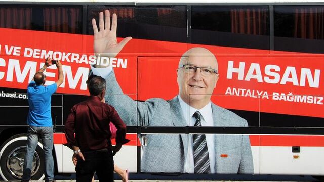Bağımsız milletvekili adayının seçim otobüsüne saldırı