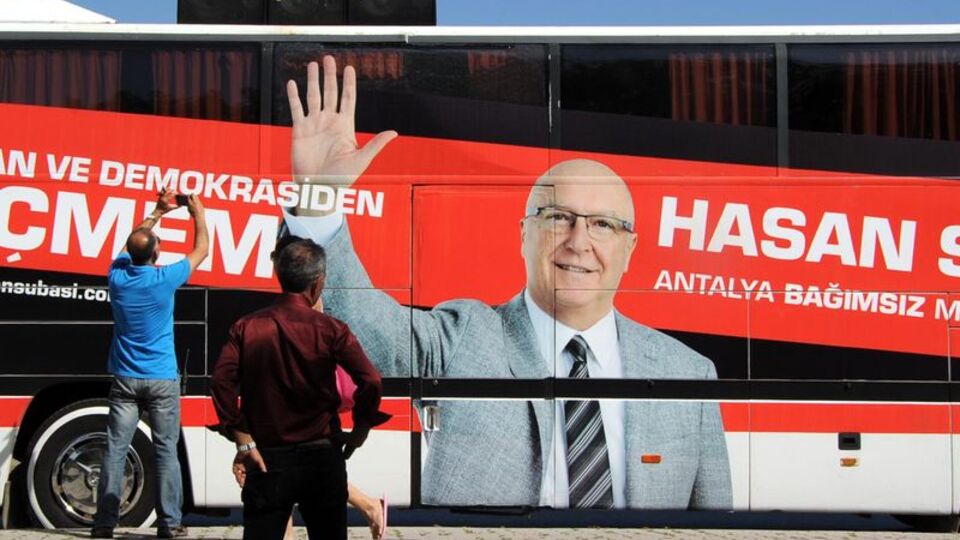 Bağımsız milletvekili adayının seçim otobüsüne saldırı