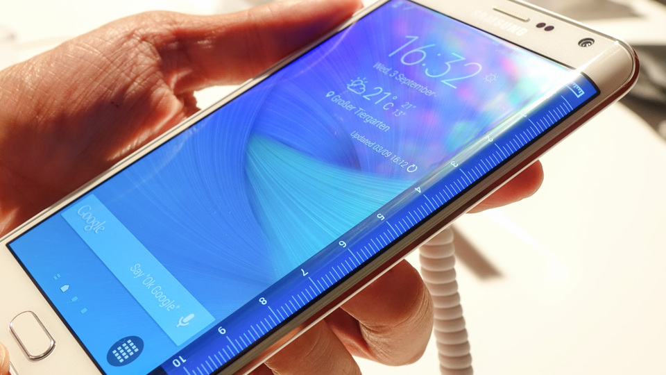 Merakla beklenen telefon geliyor!