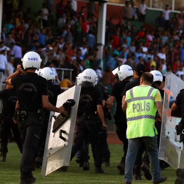Play-off maçında 13 yaralı