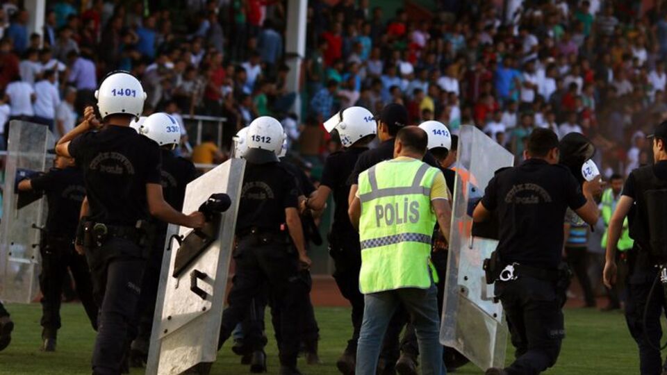 Play-off maçında 13 yaralı