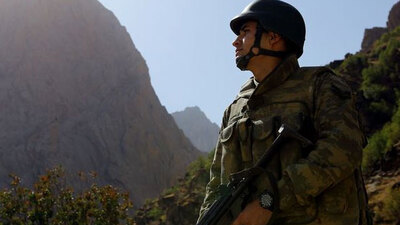 Kışlada şarj nöbeti!