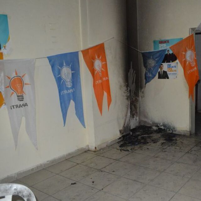 Siirt'te AK Parti seçim bürosuna saldırı