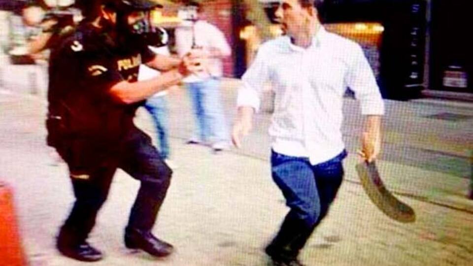 Palalı saldırgandan tanık polis memuruna şaşırtan soru!