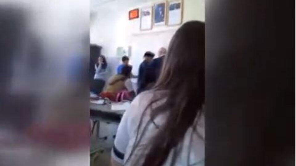 Öğrencisinin kafasıyla...