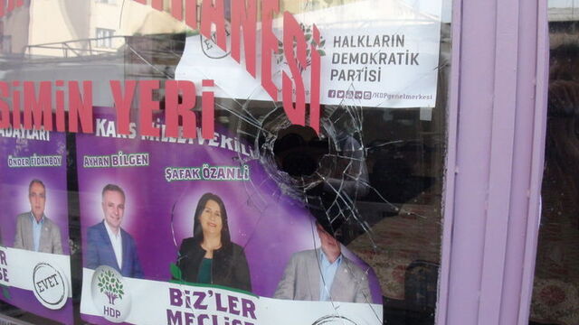 HDP'nin Kars'taki seçim bürosuna taşlı saldırı