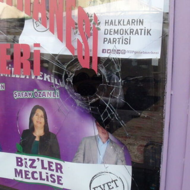 HDP'nin Kars'taki seçim bürosuna taşlı saldırı