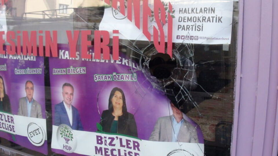 HDP'nin Kars'taki seçim bürosuna taşlı saldırı