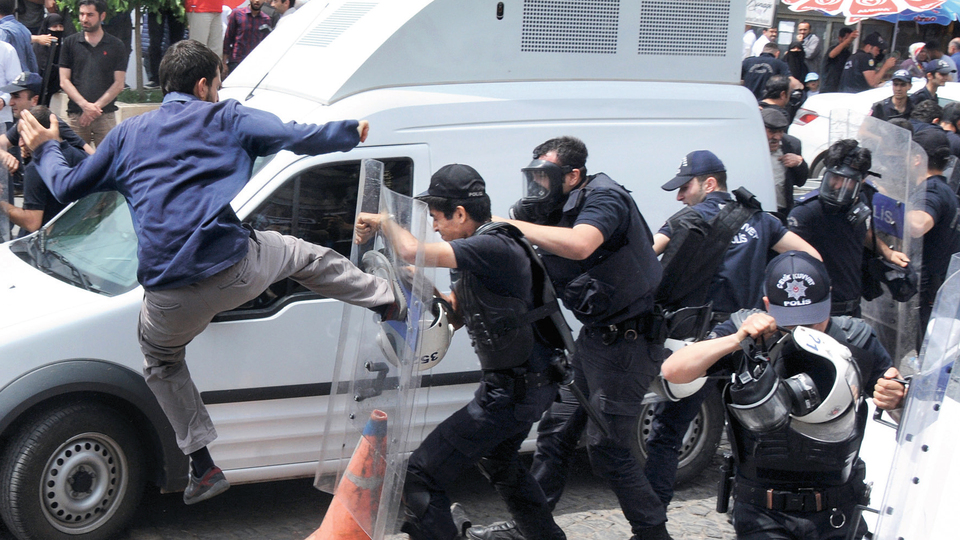 Polise 'uçan tekme'