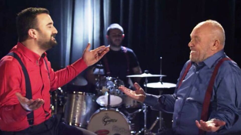 Veliahtıyla düet yaptı