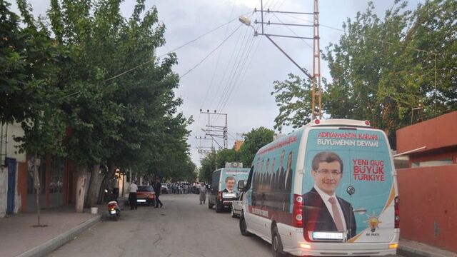 AK Parti seçim minibüsüne ateş açıldı